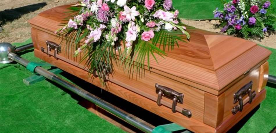 بالصورة: إعلامية تشتري تابوتاً وتنام داخله.. ما قصتها؟