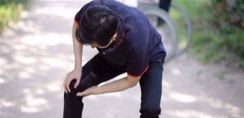 ما لا تعرفونه عن طقطقة الركبة.. متى تستلزم استشارة الطبيب؟