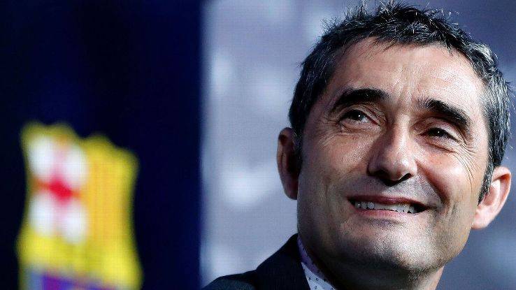 لاعبو برشلونة يحتفلون بعيد ميلاد مدربهم بطريقة طريفة (صور)
