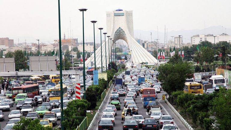 أزمة قطاع الإسكان تدفع الإيرانيين إلى النزوح من المدن الكبرى