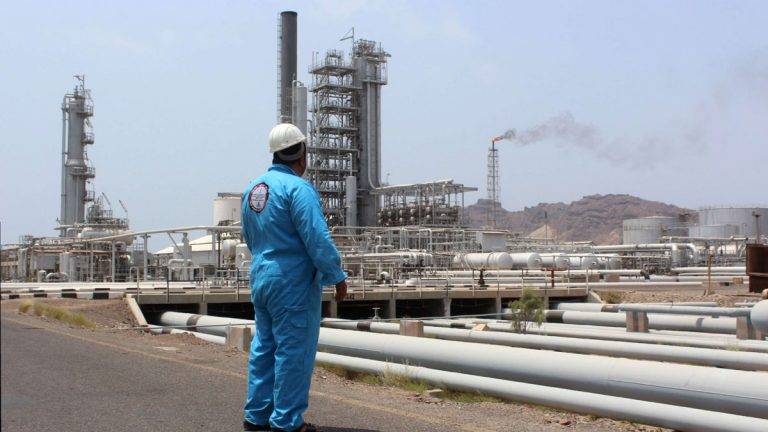 بعد إعلانه زيادة الإنتاج.. اليمن يدعو الشركات العالمية لشراء النفط والغار