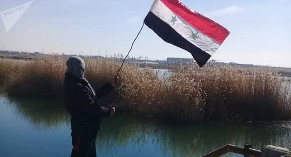 بالفيديو۔۔۔ انسحاب رتل أمريكي تحت جنح الظلام من مدينة الطبقة السورية  بعد حرق علمهم في الرقة