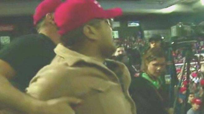 ترامب يدين الهجوم على وسائل الإعلام بعد الاعتداء على مصور بي بي سي أثناء خطاب له في تكساس