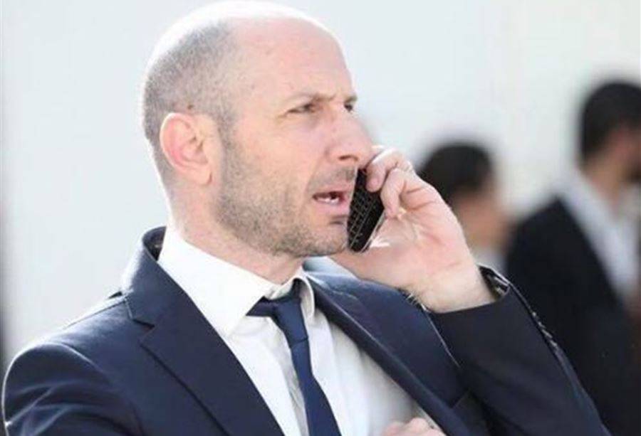 وزير البيئة يفاجىء الجميع أمام مجلس النواب..ماذا فعل؟ (صورة)