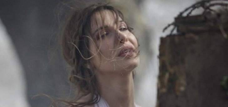 نانسي عجرم بإطلالتها إختارت لون الحب الحقيقي فرافقناها بسفرتها(بالفيديو)