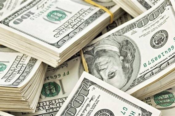 الدولار يهبط بعد إشارات على تباطؤ الاقتصاد الأمريكي من بيانات التجزئة