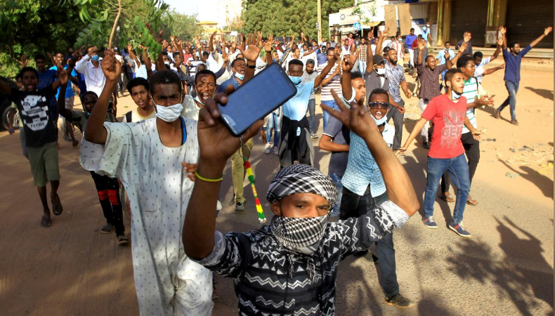 المطالبة بتنحي البشير والمعارضة السودانية تتوحد