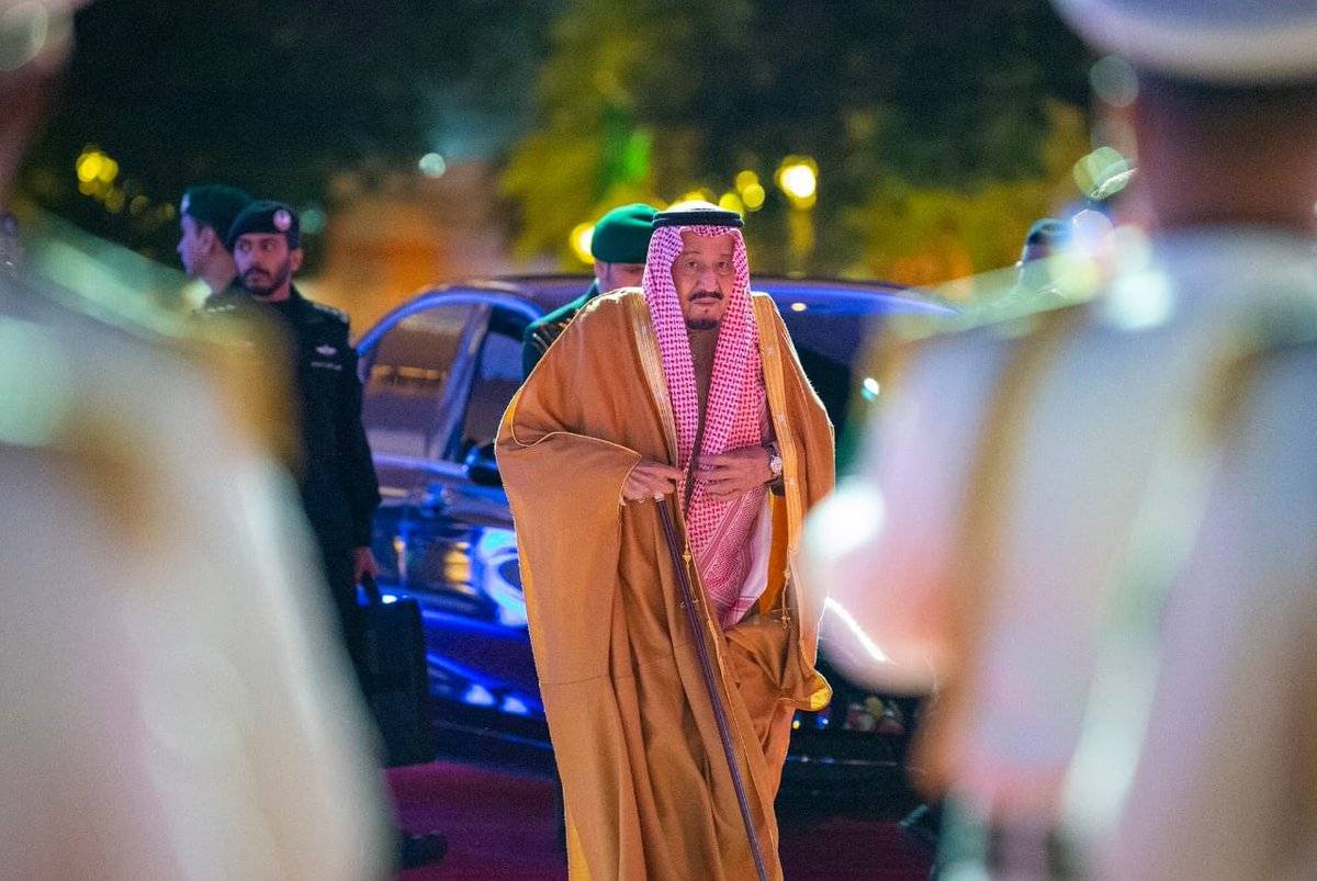 الملك سلمان يسأل عن سر وجود شاشات في مكتبه (فيديو)