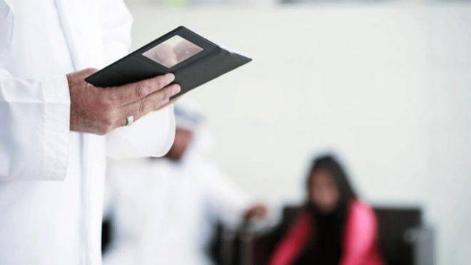 ما هو تطبيق "أبشر" الذي يُستخدم في هذه الدولة العربية لمنع النساء من السفر؟