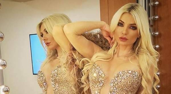 فيديو جريء- كلينك تخلع ملابسها إستياءً من عيد الحب!