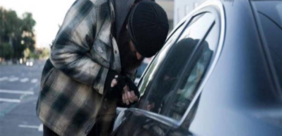 في النبطية.. يسرق من داخل السيارات المتوقّفة!