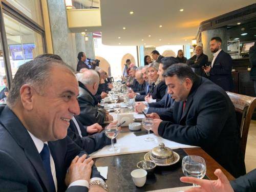 لقاء في المقهى الذي جلس فيه الحريري قبيل استشهاده (صور)