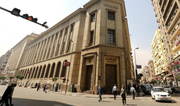 المركزي المصري" يخفض الفائدة للمرة الأولى منذ نحو عام