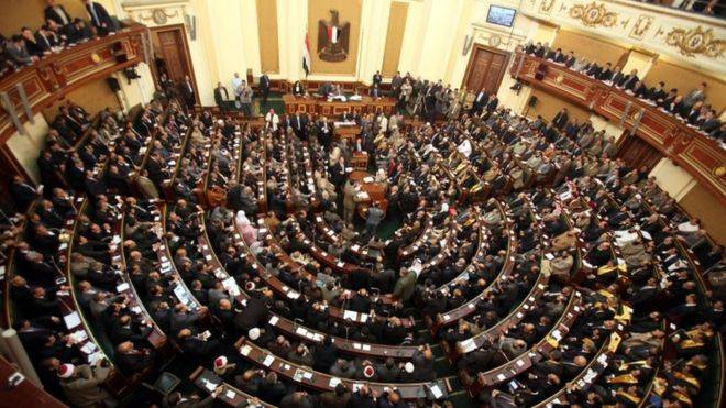 مصر: البرلمان يقر إجراء تعديلات دستورية قد تسمح للرئيس بالبقاء في السلطة حتى عام 2034
