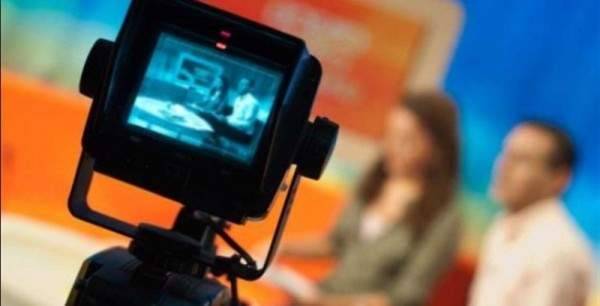بالفيديو- إعلامية شهيرة تتعرى على الهواء... والسبب؟!