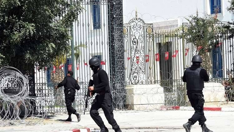 تونس.. اشتباكات بين الشرطة ومحتجين إثر وفاة شاب في مركز للشرطة