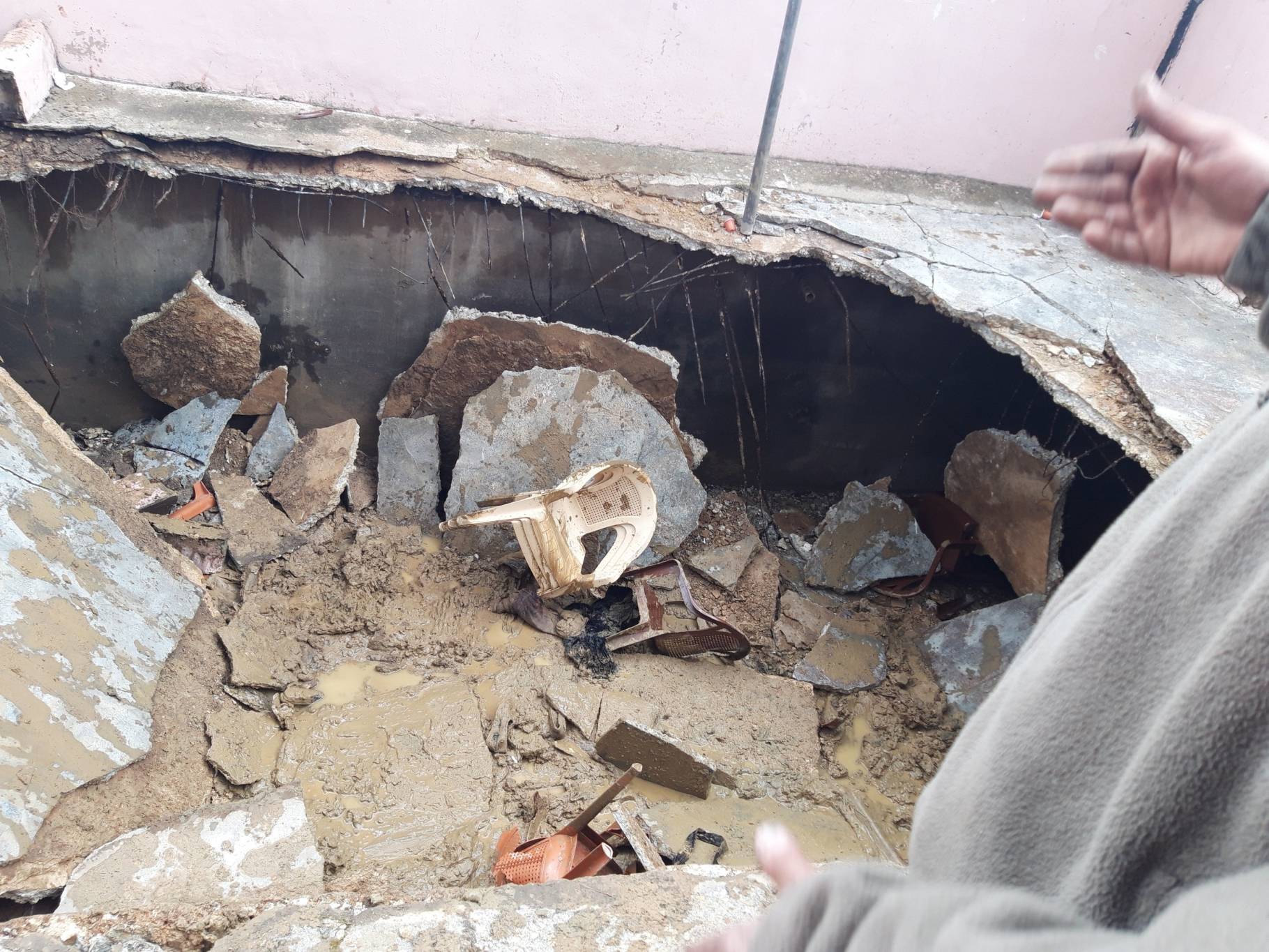 13 جريحا بانهيار سقف في فيسان الهرمل