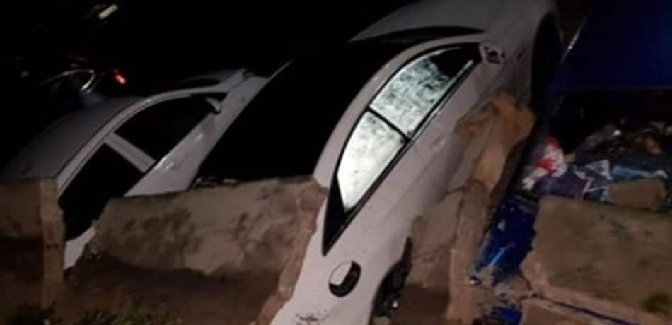 إنهيار حائط على طريق مغدوشة وتضرّر عدد من السيارات (صورة)