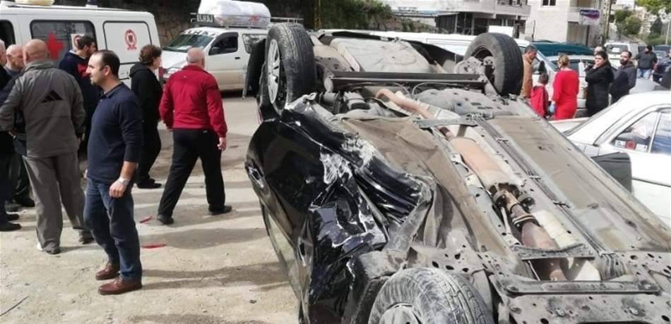 حادث مروّع.. انقلاب سيارة على طريق عدبل - عكار بسبب حفرة مجارير (صور)