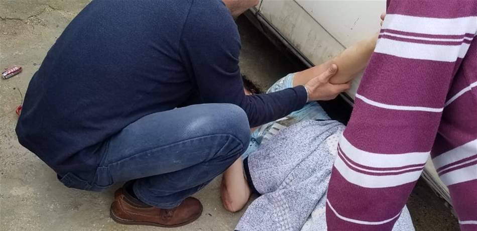 سقطت من سيارتها وإنزلقت تحت سيارة أخرى.. هذا ما حصل في حلبا الجومة