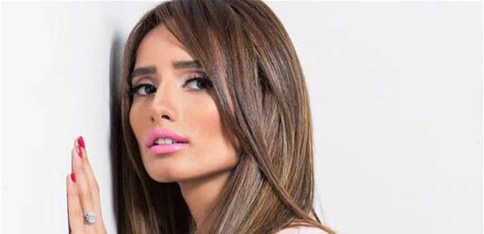 صورة مفاجئة.. زينة ترتدي 