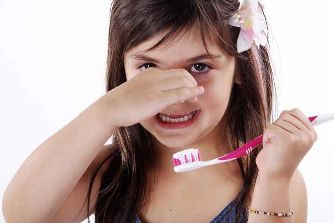 رائحة النفس الكريهة عند الأطفال تشير لمشكلات صحية.. الأسباب والعلاج