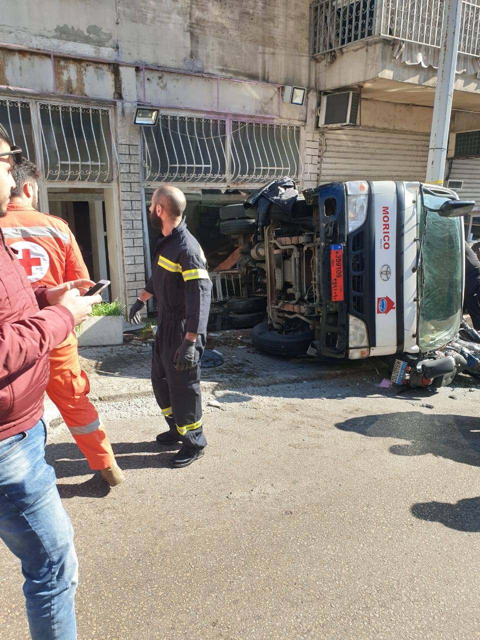 انقلاب صهريج بمحاذاة نفق سليم سلام... وزحمة سير كثيفة (صور)