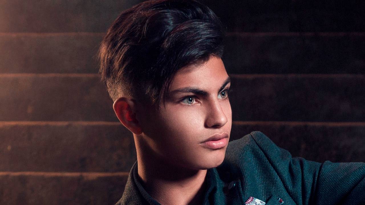 أيمن أمين يشوّق معجبيه بكليب 