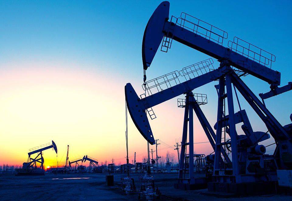 النفط ينزل عن أعلى مستوى في 2019