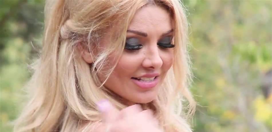 عارضة لبنانية بملابس داخلية على الشرفة.. هذا ما فعلته (صورة)