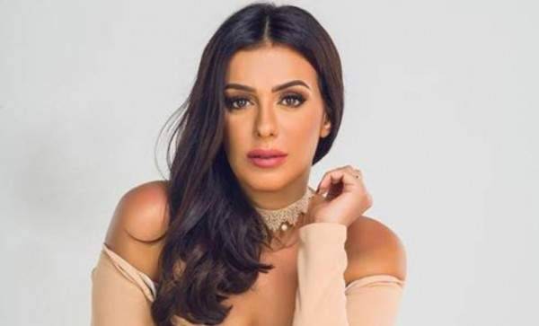 بالفيديو۔۔۔ هل تمزّق فستان إنجي المقدم مباشرة على الهواء؟