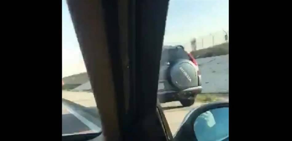 مواطن يتخطى زحمة السير على أوتوستراد الاوزاعي بطريقة جنونية (فيديو)