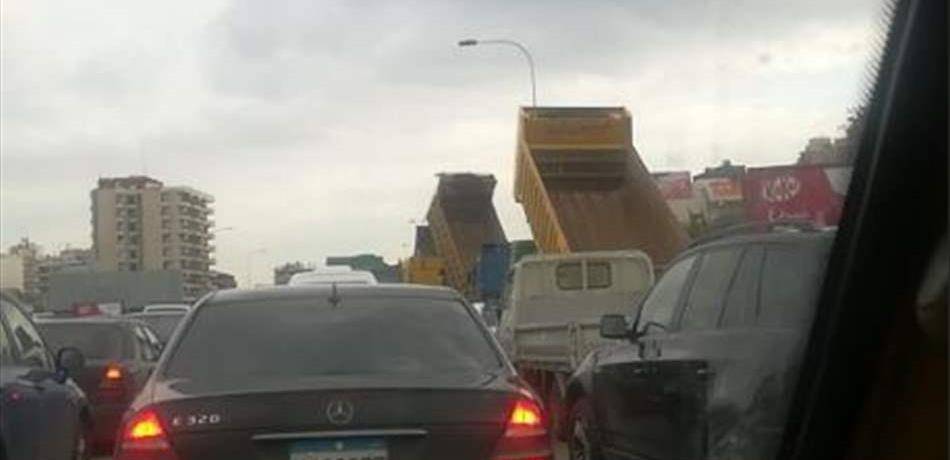 المواطنون عالقون داخل سياراتهم على أوتوستراد خلدة!