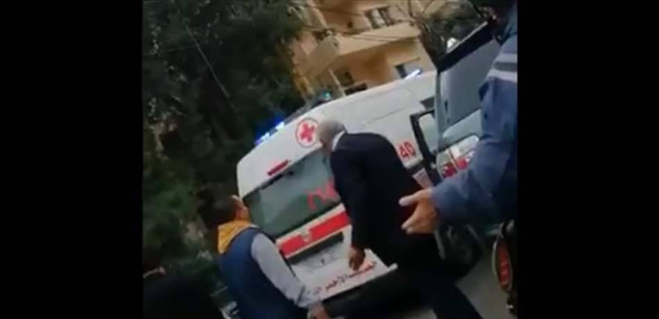 بالفيديو: محامٍ "يستقوي" على الصليب الأحمر.. ويصرخ بوجههم في الشارع!