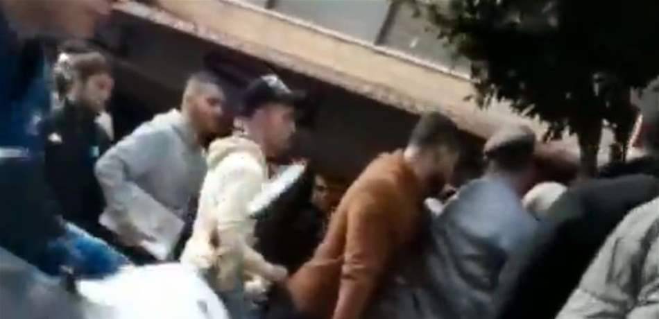 بالفيديو..إشكال بين عناصر قوى الأمن وشبّان هرّبوا درّاجاتهم النارية بعد حجزها