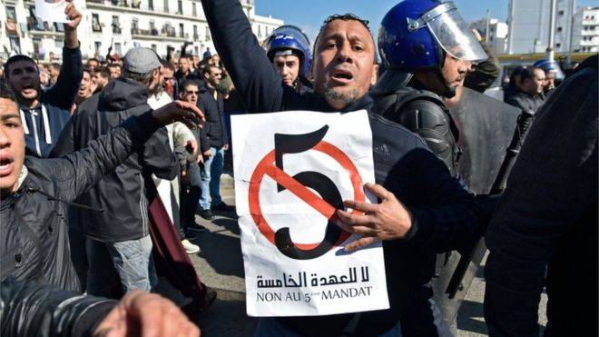 الشرطة الجزائرية تستخدم الغاز المسيل للدموع لتفريق مسيرة مناهضة لـ بوتفليقة