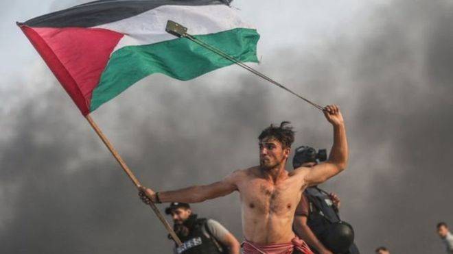 بالفيديو۔۔۔ شاب فلسطيني يصفع جندياً إسرائيلياً على رقبته ويهرب