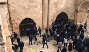 مصلّون فلسطينيون يفتحون باب الرحمة في المسجد الأقصى المغلق منذ عام 2003