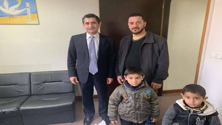 بعد تهديده بحرق نفسه أمام الوزارة۔۔۔  الوزير قيومجيان يستقبله في مكتبه
