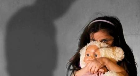 بالفيديو : أب لبناني يلقي زوجته وبناته الاربعة في الشارع...وما قالته الطفلة يدمي القلوب!!