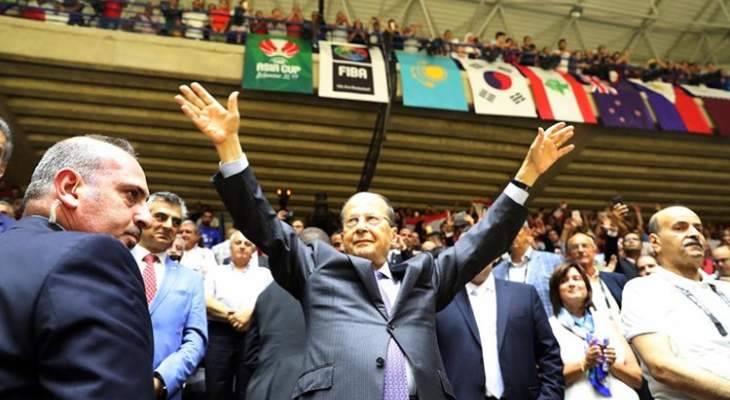 رئيس جمهورية لبنان يفاجئ اللاعبين في مباراة مصيرية لكأس العالم للسلة