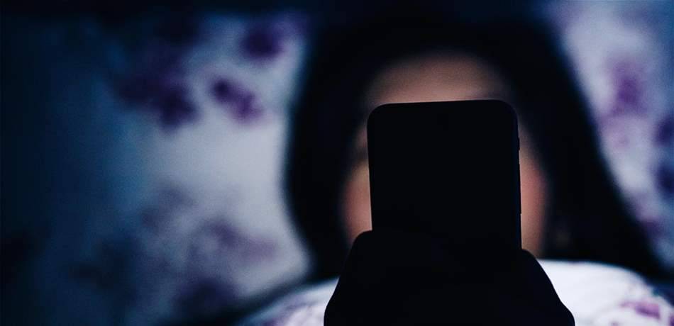 أصيبت بـ 500 ثقب في عينيها.. بسبب سطوع شاشة الهاتف!