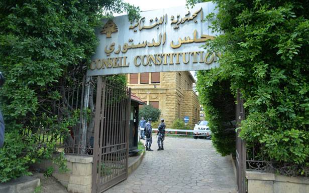 مؤيدون ومعارضون لقرار «الدستوري»