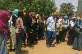 الغاز المسيل على تظاهر داخل أسوار جامعة الأحفاد للبنات في السودان