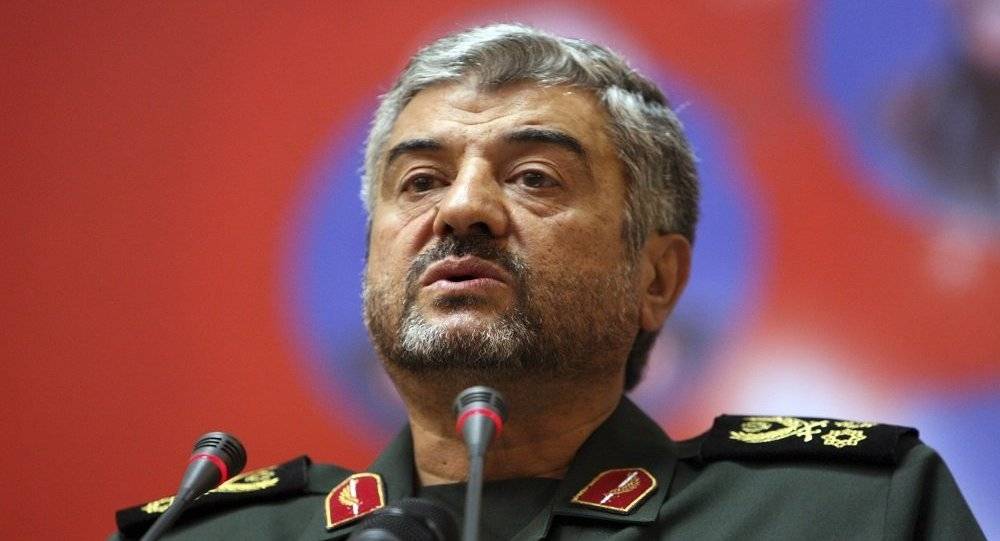 بالصور: مفاجأة من قائد الحرس الثوري الإيراني لتفادي الازدحام في أصفهان