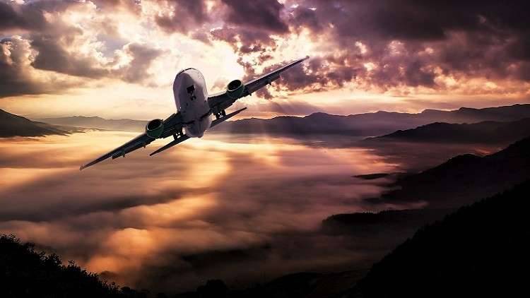 بالفيديو-طائرة تخرّ على المدرج لثقل حمولتها من الأموال!
