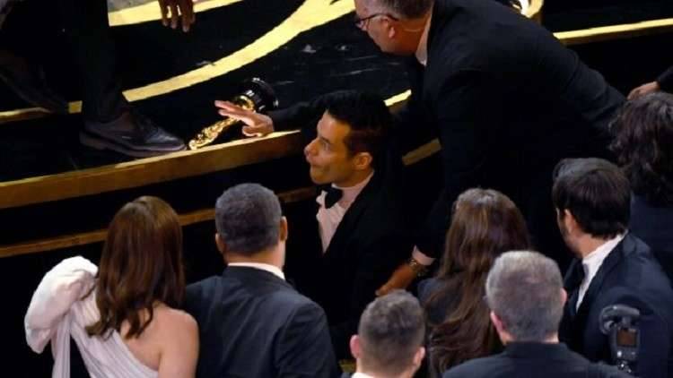 رامي مالك "ينهار" على خشبة المسرح بعد تسلمه الأوسكار (صور)