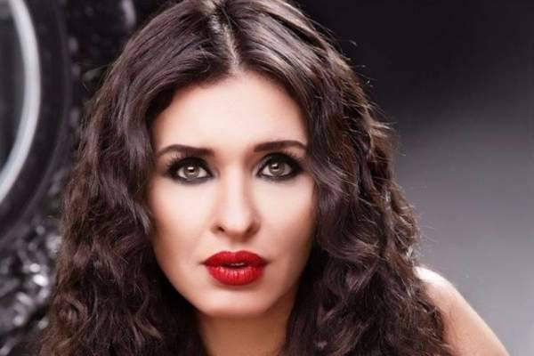 ما حقيقة حصول دينا على وشم كبير على ساقها؟