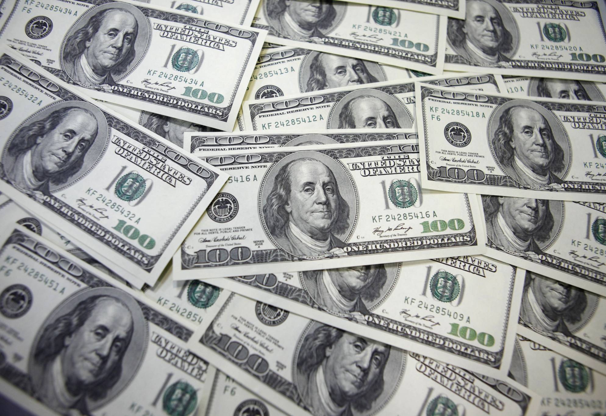 الدولار الاميركي يتراجع بأكثر من 0.2% إلى 96.16 نقطة