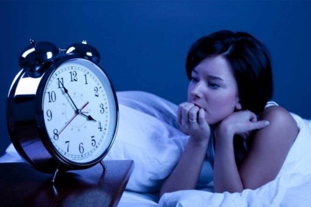 تلتزم بالرجيم دون نتيجة؟.. نومك قد يكون السبب